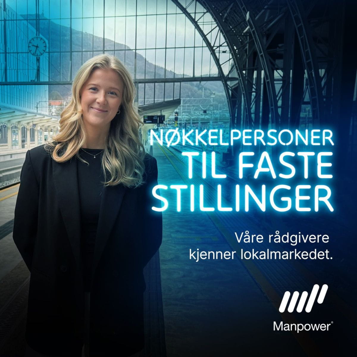Jente smiler på togstasjon